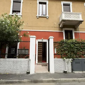 Emilia Couette-café Milan